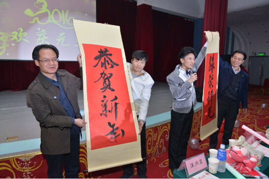 徐涛所长和汪洪岩书记展示研究生现场书法作品