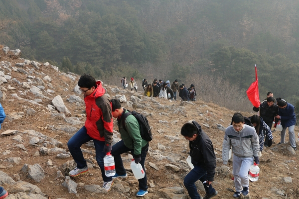 攀登在崎岖的山路上