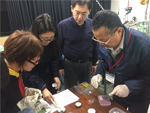 Mieno教授向学生展示实验过程