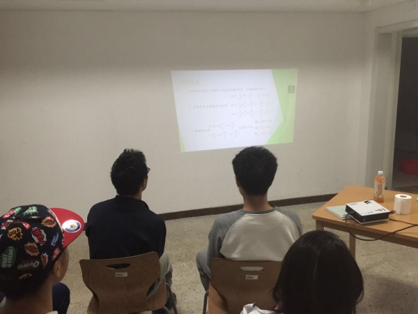 同学们积极参与、认真听讲 