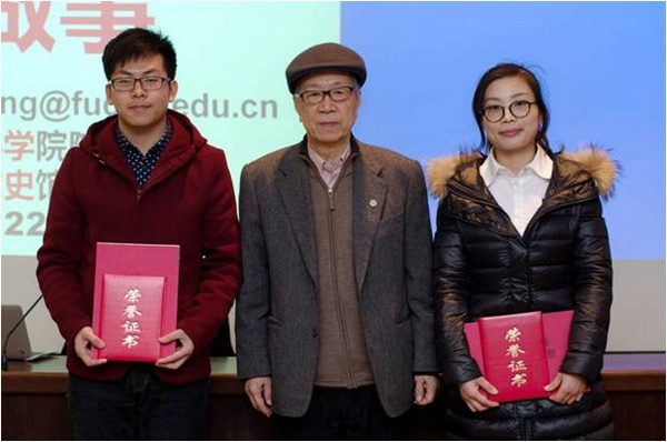 杨福家先生向梦想奖学金获奖研究生授予荣誉证书